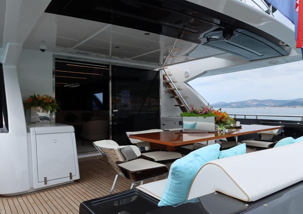 Riva 100 Corsaro-cockpit